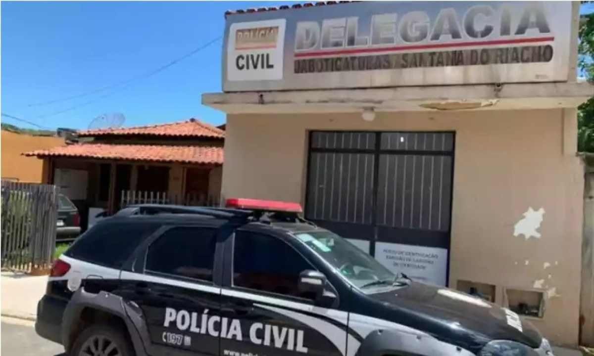 Jovem é indiciado por morte de namorada de 15 anos durante roleta russa