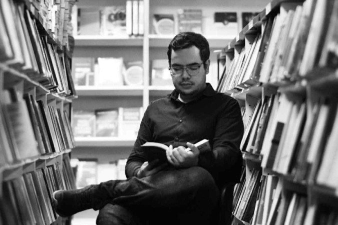 O jornalista e escritor Edis Henrique Peres, que está, lançando o livro de contos 'Eu que Chorei Este Mar' -  (crédito: Ed Alves/Divulgação)