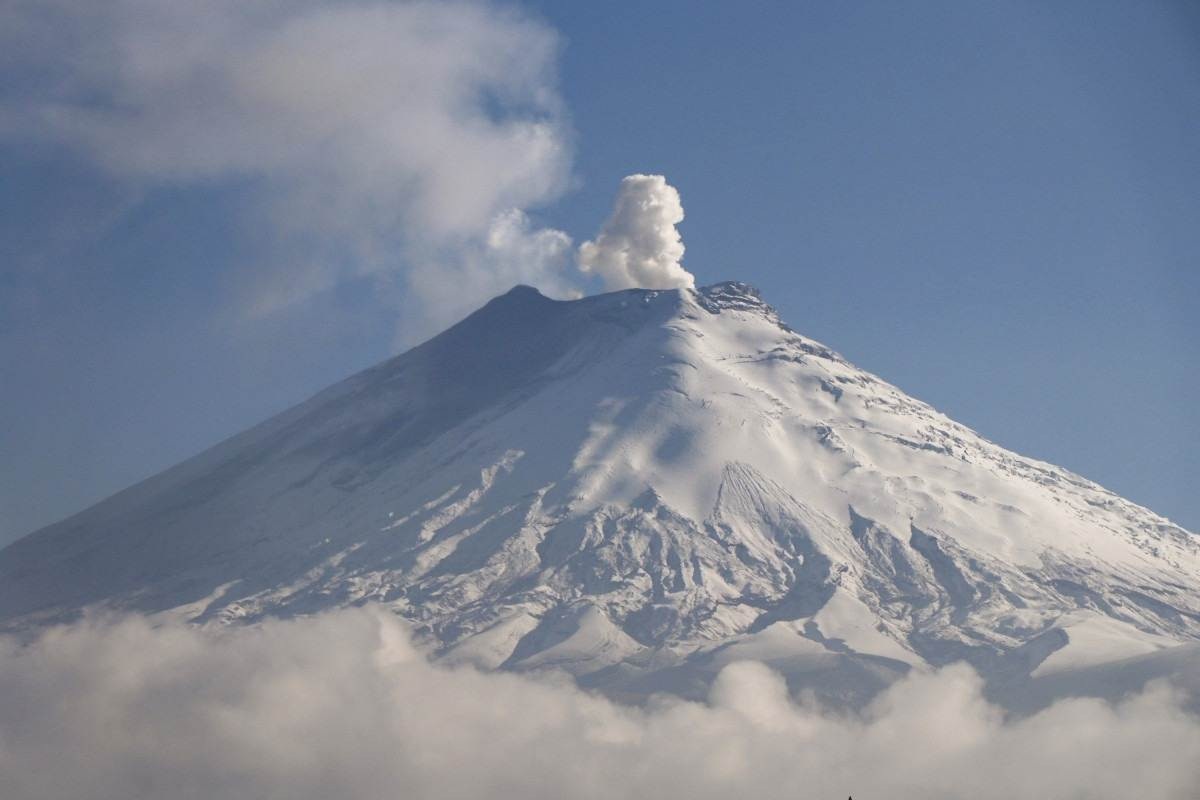 Vulcão Cotopaxi libera gases e cinzas no Equador