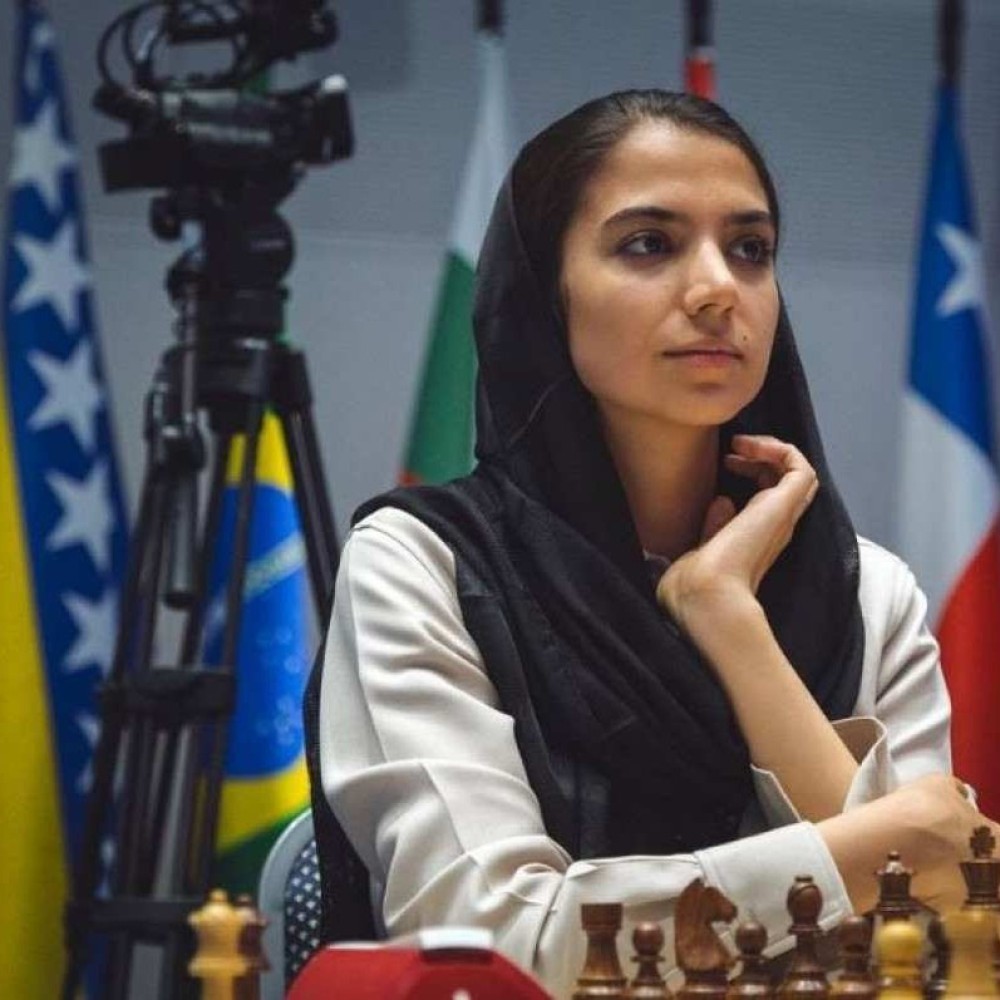 Jogadora de xadrez iraniana competiu sem véu e agora vai mudar-se