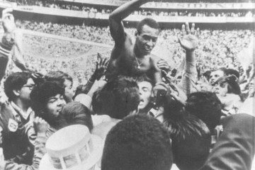 Crédito: Arquivo CB/D.A Press. México. Jogador da seleção brasileira de futebol, Pelé, durante a comemoração pela conquista do titulo de campeão da Copa de 1970.
Caption - (crédito: Arquivo CB/CB/D.A Press) Crédito: Arquivo CB/D.A Press. México. Jogador da seleção brasileira de futebol, Pelé, durante a comemoração pela conquista do titulo de campeão da Copa de 1970.
Caption - (crédito: Arquivo CB/CB/D.A Press)
