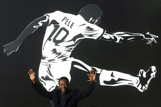 Nesta foto de arquivo tirada em 25 de junho de 2008, Pelé levanta os braços durante a cerimônia de abertura da exposição 