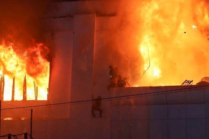 Incêndio no hotel-cassino Grand Diamond City em Poipet em 29 de dezembro de 2022, no Camboja. Ao menos 10 pessoas morreram. - (crédito: AFP) Incêndio no hotel-cassino Grand Diamond City em Poipet em 29 de dezembro de 2022, no Camboja. Ao menos 10 pessoas morreram. - (crédito: AFP)