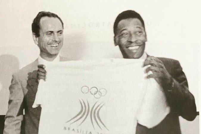 Crédito: Arquivo Pessoal. Eixo Capital. Paulo Octávio com Pelé durante lançamento do projeto Olimpíadas em Brasília

