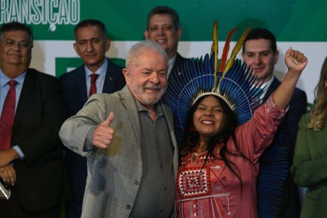 Lula ao lado de Sônia Guajajara (PSol) em anúncio dos 16 ministros que faltavam para o seu governo — 29 de dezembro de 2022 - (crédito: Ed Alves/CB/D.A Press) Lula ao lado de Sônia Guajajara (PSol) em anúncio dos 16 ministros que faltavam para o seu governo — 29 de dezembro de 2022 - (crédito: Ed Alves/CB/D.A Press)