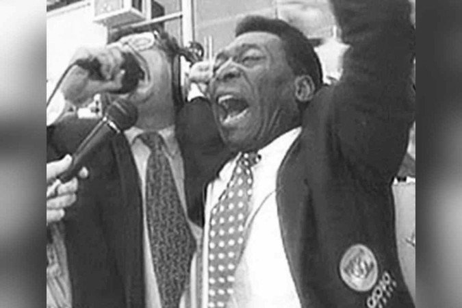 Galvão e Pelé comentaram juntos três Copas do Mundo: em 1990, 1994 e 1998. Na foto, os dois vibram quando a Seleção Brasileira conquistou o tetracampeonato - (crédito: Twitter @galvaobueno/Reprodução) Galvão e Pelé comentaram juntos três Copas do Mundo: em 1990, 1994 e 1998. Na foto, os dois vibram quando a Seleção Brasileira conquistou o tetracampeonato - (crédito: Twitter @galvaobueno/Reprodução)