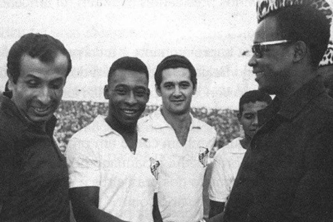 Sorrisos antes da partida entre Santos e seleção da Nigéria, na Cidade de Benin, em 1969