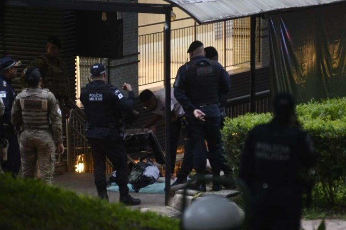 Policiais militares abrem mala de suposta bomba com roupas no Sudoeste - (crédito: Minervino Júnior/CB/D.A.Press) Policiais militares abrem mala de suposta bomba com roupas no Sudoeste - (crédito: Minervino Júnior/CB/D.A.Press)