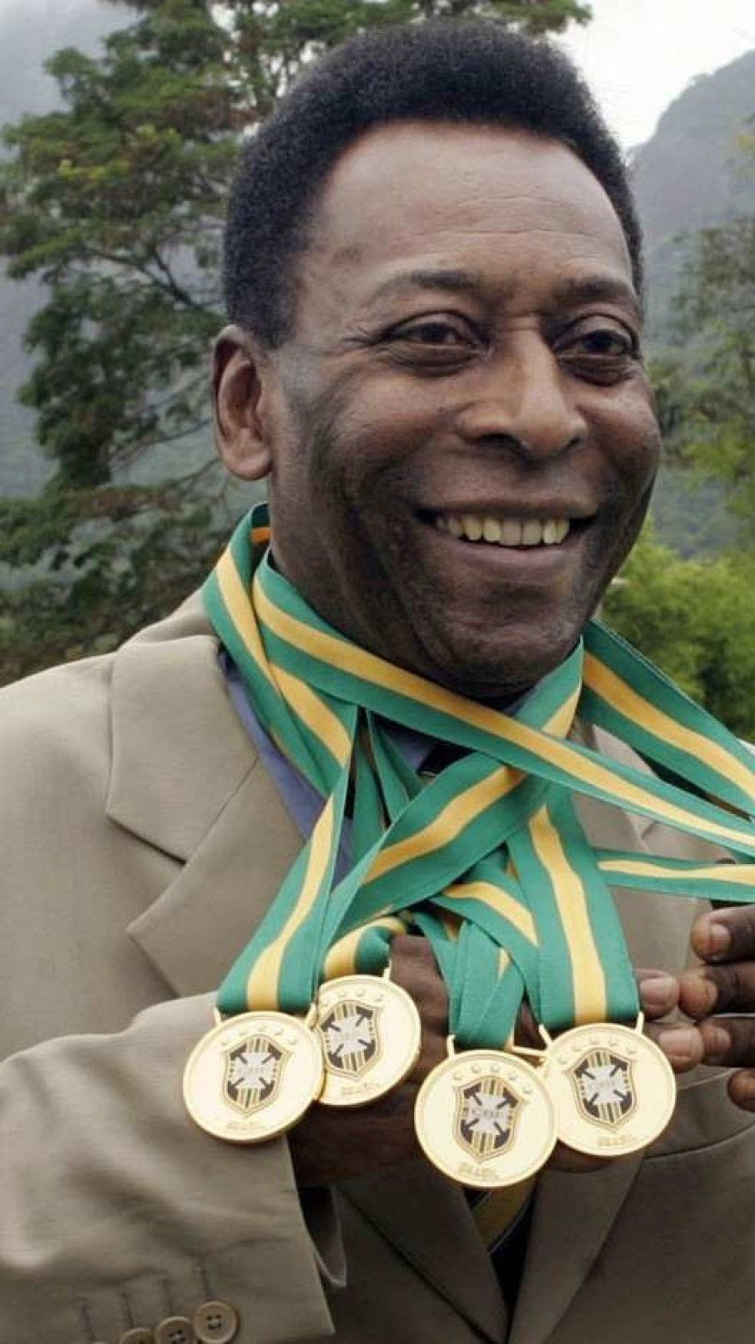  (FILES) In this file photo taken on December 22, 2010 Brazilian football legend Edson Arantes do Nascimento, known as 'Pele', poses with his six Brazil's champion medals during a ceremony in Rio de Janeiro, Brazil. - Brazilian football icon Pele, widely regarded as the greatest player of all time and a three-time World Cup winner who masterminded the 'beautiful game', died on December 29, 2022 at the age of 82, after battling kidney problems and colon cancer. (Photo by CAIO LEAL / AFP)
       -  (crédito: CAIO LEAL / AFP)