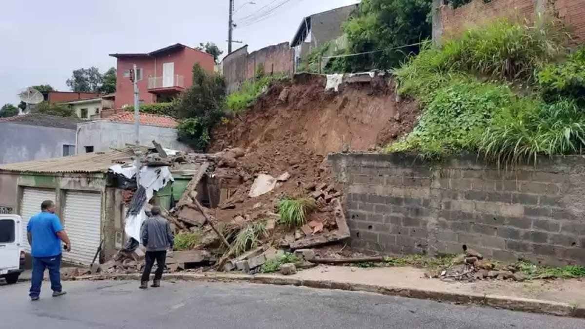 Chuva danifica casas e derruba árvores bloqueando vias em Poços de Caldas