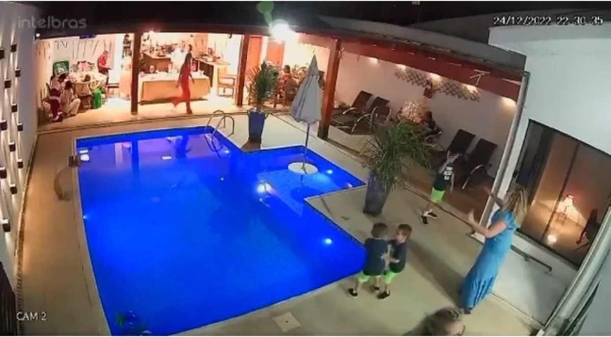 Menino pula em piscina para salvar irmão de 3 anos e viraliza na internet