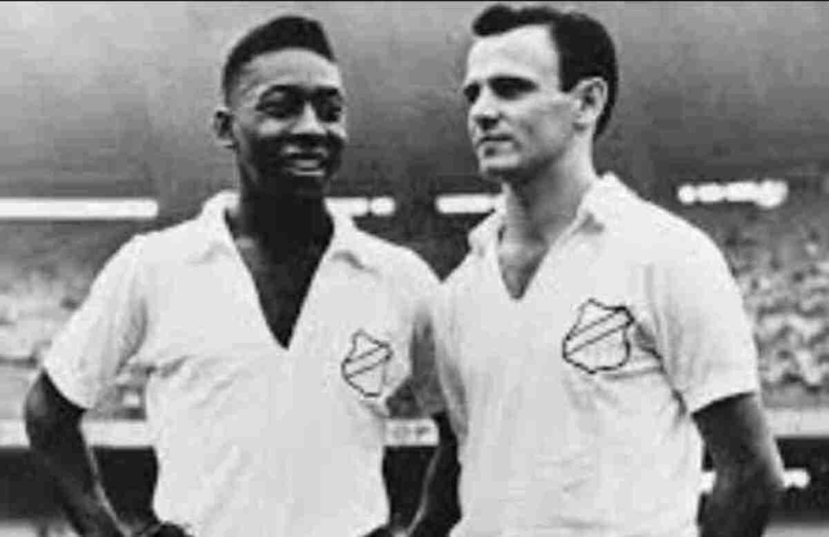 Pelé ao lado de Pepe, ídolo do Santos. Junto à foto, Pepe escreveu a seguinte legenda no Twitter: "Lembro como se fosse hoje dele chegando, bem menino, de terno azul marinho à barbearia do Espanhol. Eu cortava minha vasta cabeleira e Waldemar de Brito, craque das décadas de 30 e 40, levou ele até mim e o apresentou. Ele apertou forte a minha mão com um olhar convicto"