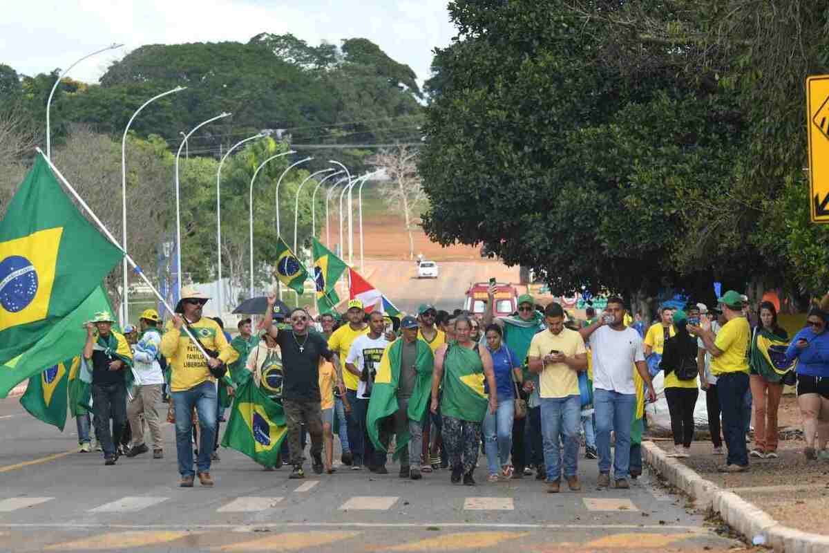 Bolsonaristas do QG protestam e Exército cancela a retirada das barracas