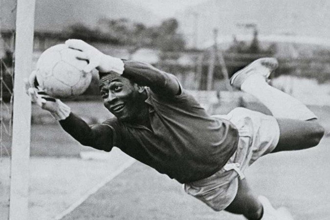 Além de artilheiro, Pelé já atuou como goleiro quatro vezes; relembre