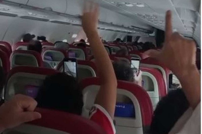On the way to the opening, Lula’s supporters meet on a plane to Brasília