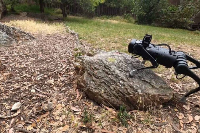 Crédito: Universidade Carnegie Mellon/Divulgação. Sistema robótico projetado por pesquisadores da CMU e Berkeley permite que pequenos robôs com pernas de baixo custo manobrem em ambientes desafiadores
