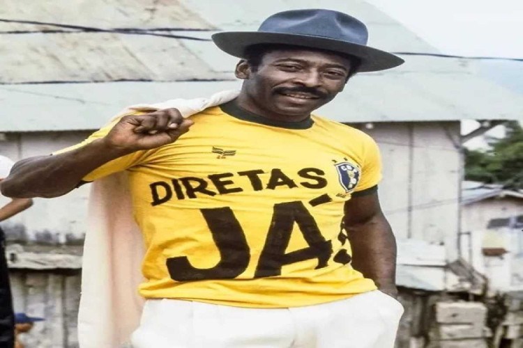 Colunista conta detalhes de foto do Pelé com camisa das 'Diretas Já'