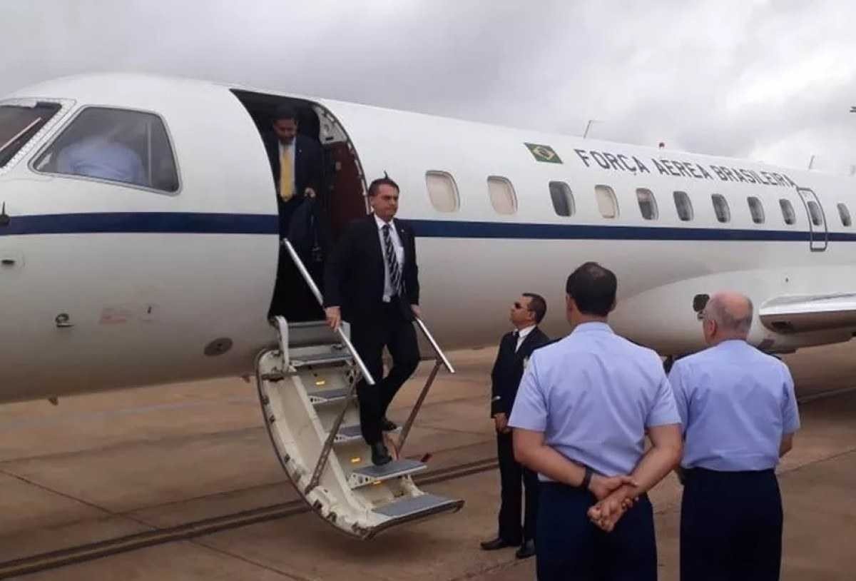 Filha de Jair Bolsonaro voa na cabine do avião A319 presidencial; assunto  polemiza