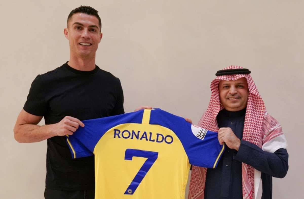 Cristiano Ronaldo assina com clube saudita Al-Nassr até 2025