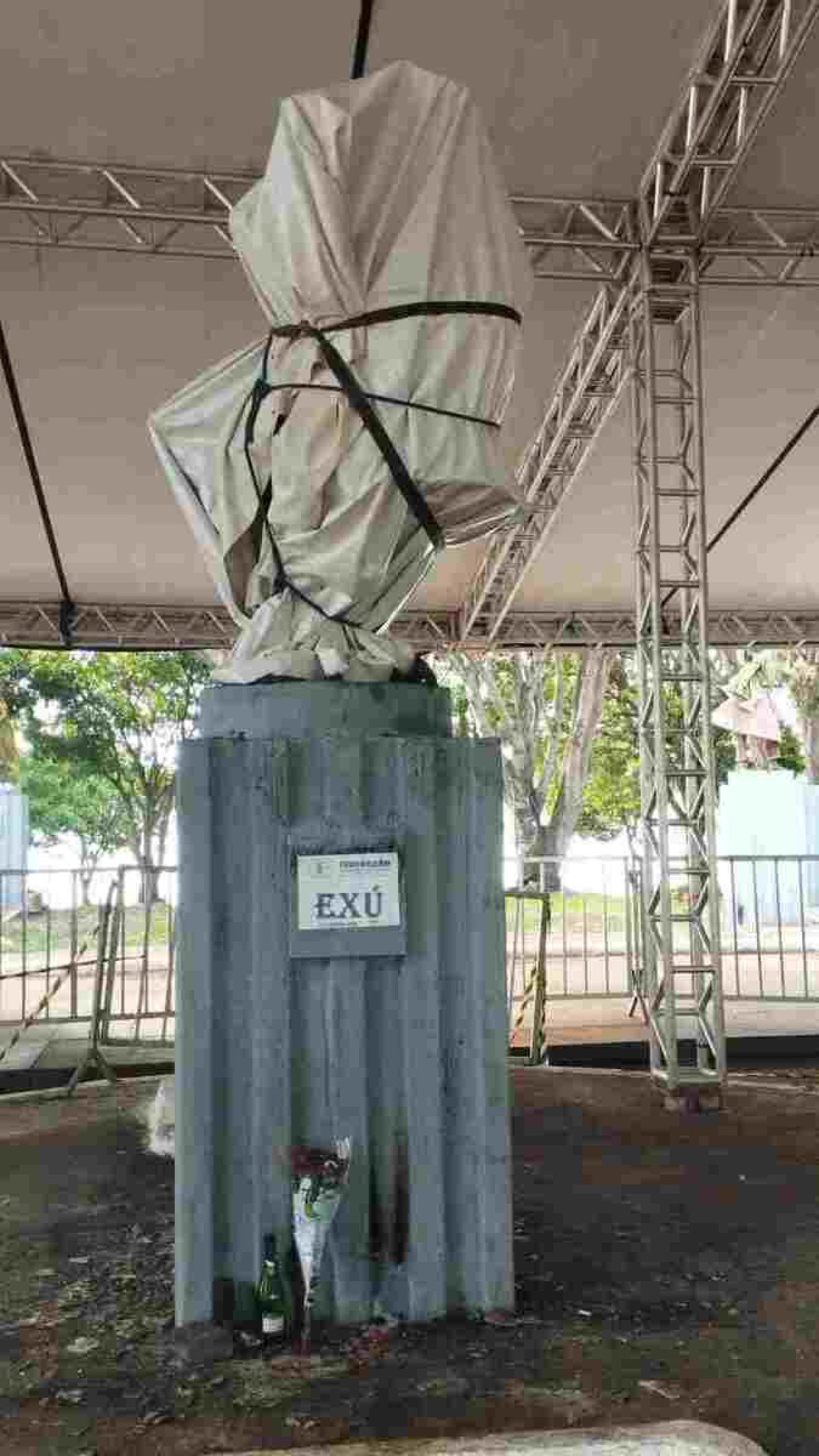 Imagem de Exú da Praça dos Orixás é coberta com lona