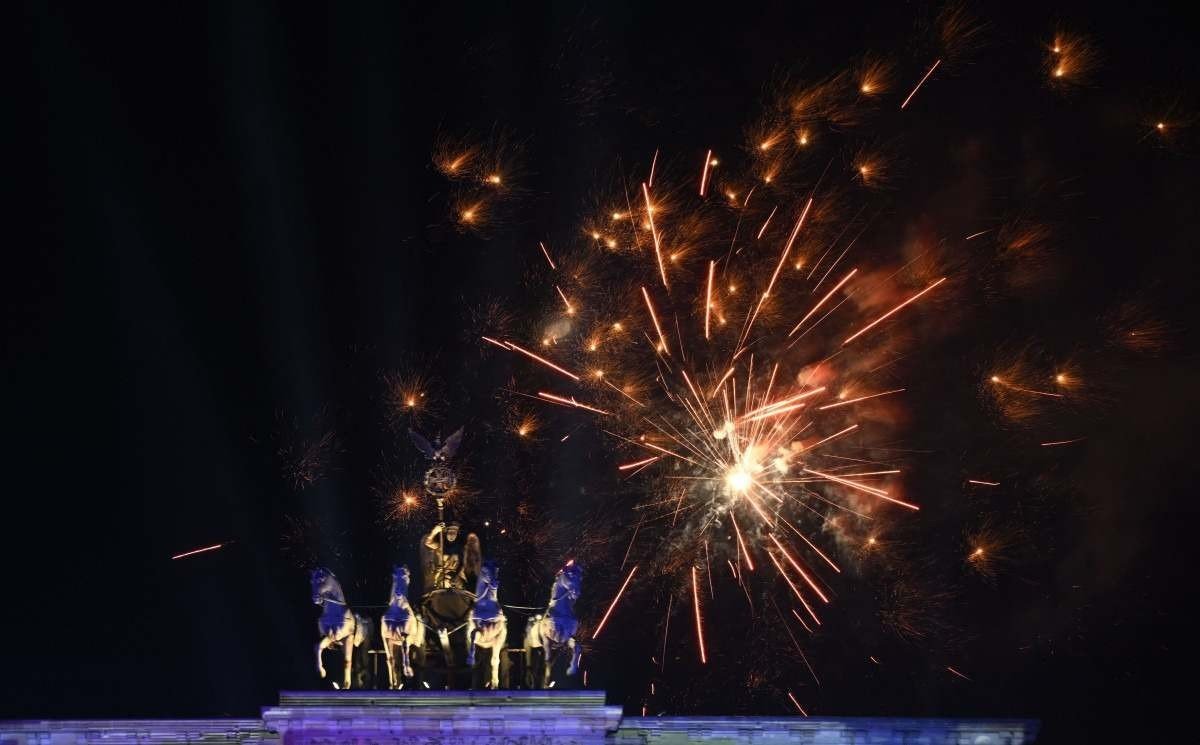Fogos de artifício explodem sobre o marco histórico de Berlim, o Portão de Brandemburgo, durante um show de luz e música de Ano Novo antes da meia-noite para dar as boas-vindas ao ano de 2023, em 1º de janeiro de 2023. Os oito bilhões de pessoas do mundo começaram a inaugurar 2023 e se despedir de 12 meses turbulentos marcados por guerra na Europa, fortes aumentos de preços, a glória de Lionel Messi na Copa do Mundo e as mortes da rainha Elizabeth, Pelé e do ex-papa Bento XVI.