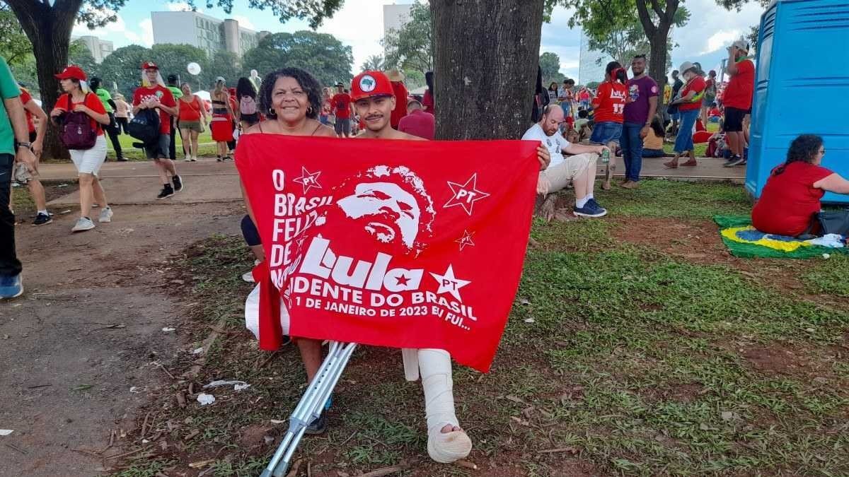 Brasileiros vencem medo após episódios de violência e lotam Esplanada