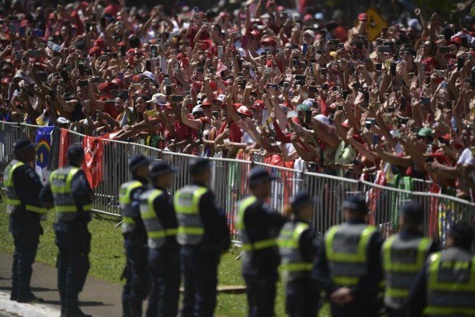  Supporters of Brazil's President-elect Luiz Inacio Lula da Silva cheer as he arrives at the National Congress for his inauguration ceremony, in Brasilia, on January 1, 2023. - Lula da Silva, a 77-year-old leftist who already served as president of Brazil from 2003 to 2010, takes office for the third time with a grand inauguration in Brasilia. (Photo by CARL DE SOUZA / AFP)
      