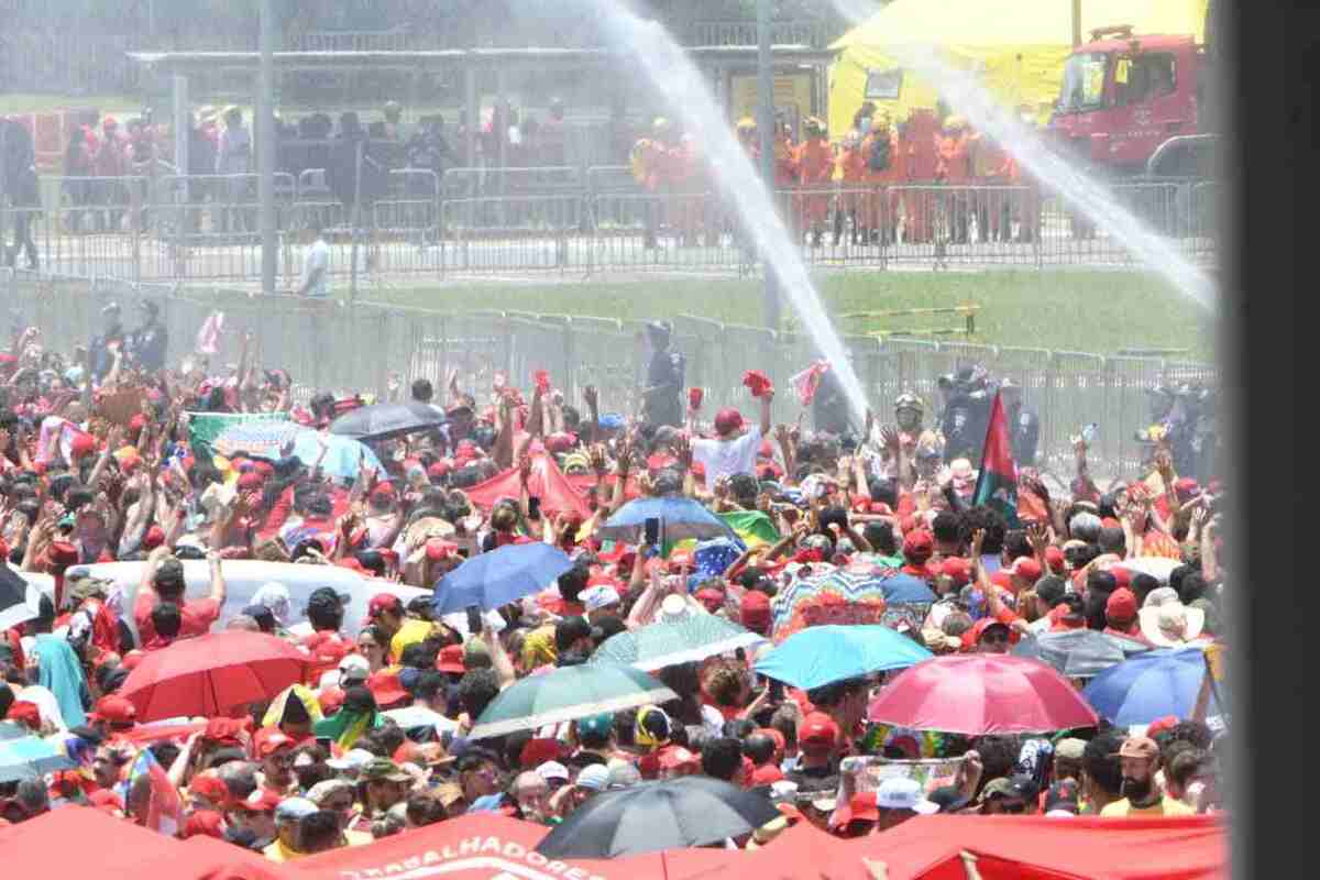 Apoiadores do presidente eleito Luiz Inácio Lula da Silva, na Praça dos Três Poderes, esperando a cerimônia