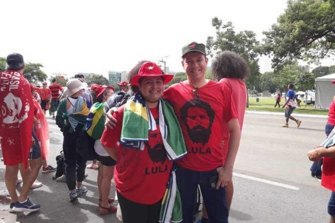 Cláudio e Ana Amorim vieram do Espírito Santo para acompanhar a posse de Lula que ocorrerá na tarde deste domingo - (crédito: Rafaela Martins/CB/DA press) Cláudio e Ana Amorim vieram do Espírito Santo para acompanhar a posse de Lula que ocorrerá na tarde deste domingo - (crédito: Rafaela Martins/CB/DA press)
