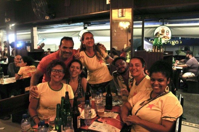  Luciana Fortuna (segunda, à direita): bate-e-volta, desde o Rio de Janeiro, no encontro com amigas de Goiânia 