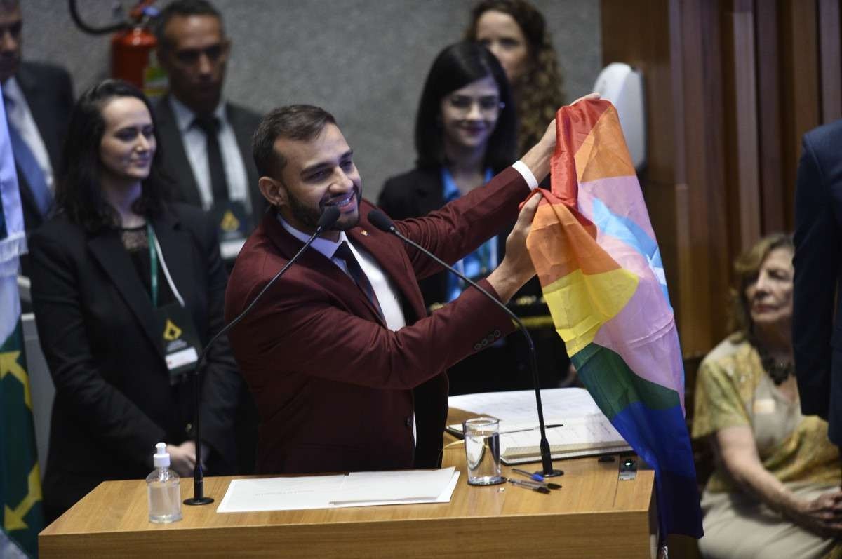 Deputado distrital é alvo de homofobia durante depoimento de Mauro Cid à CPI