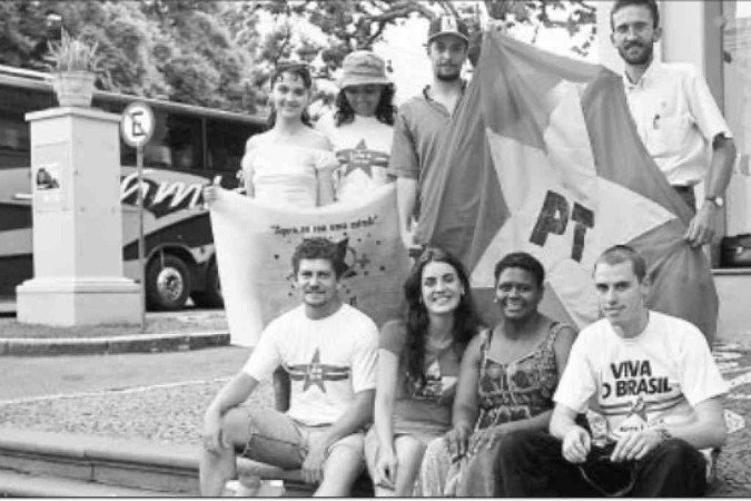 Crédito: Arquivo Pessoal. Janaína (sentada, a segunda à esquerda) conta que, assim como no último domingo, em que esteve na Esplanada dos Ministérios com amigos e familiares para a posse do terceiro mandato de Lula, marcou presença no mesmo local há 20 anos, quando viu o candidato ser empossado pela primeira vez como presidente