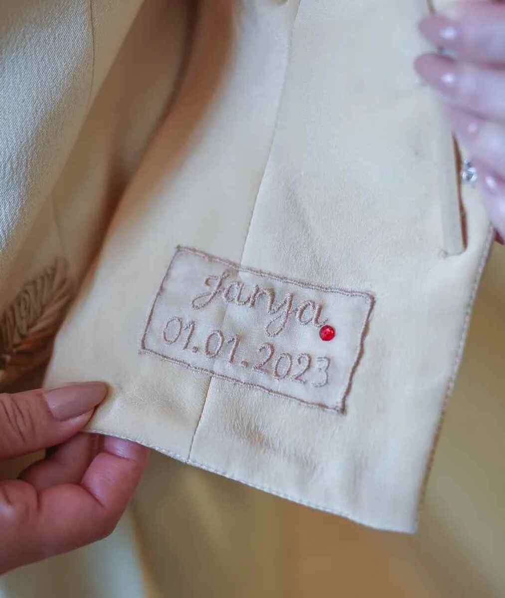 Terninho de Janja carregava um bordado o interior