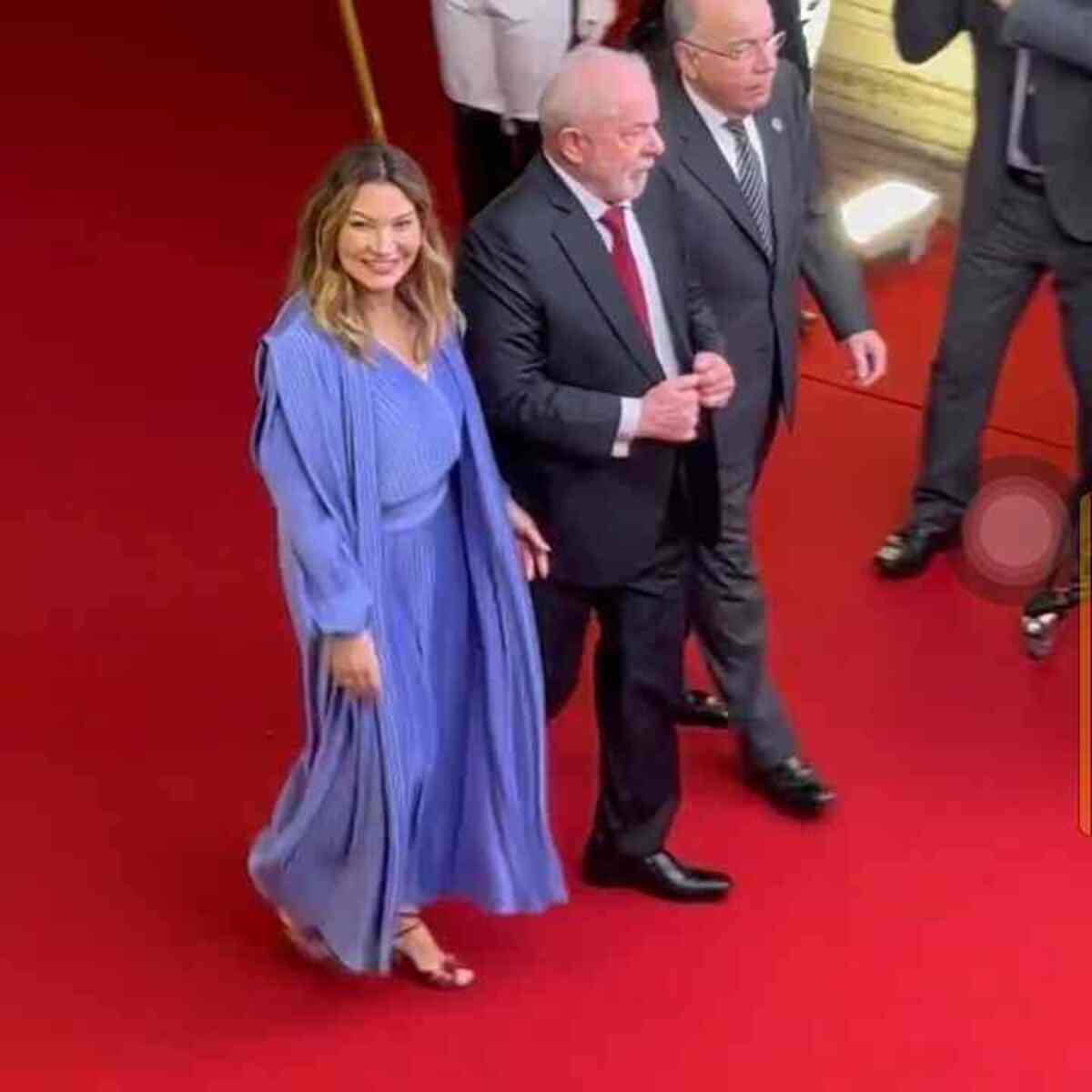 Janja usa vestido azul produzido por marca nacional