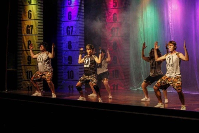 O grupo G7 critica de forma cômica a preocupação excessiva com o corpo