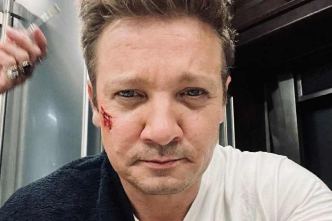 Jeremy Renner, intérprete do Gavião Arqueiro, sofre acidente e fica em  'estado crítico