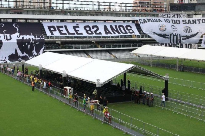 Velório de Pelé ocorre até as 10h da terça-feira, 3 de janeiro - (crédito: Rovena Rosa/Agência Brasil) Velório de Pelé ocorre até as 10h da terça-feira, 3 de janeiro - (crédito: Rovena Rosa/Agência Brasil)