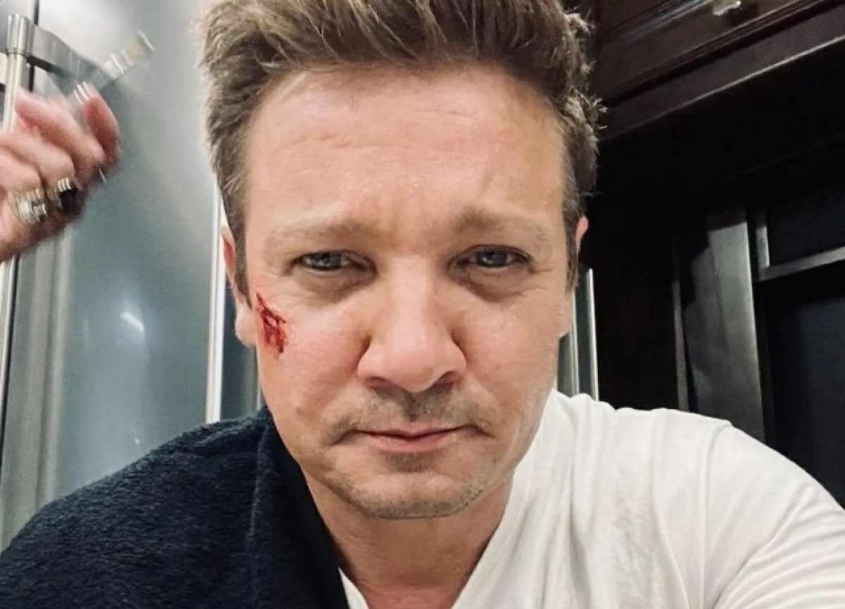 Jeremy Renner aparece recuperado, sete meses após grave acidente