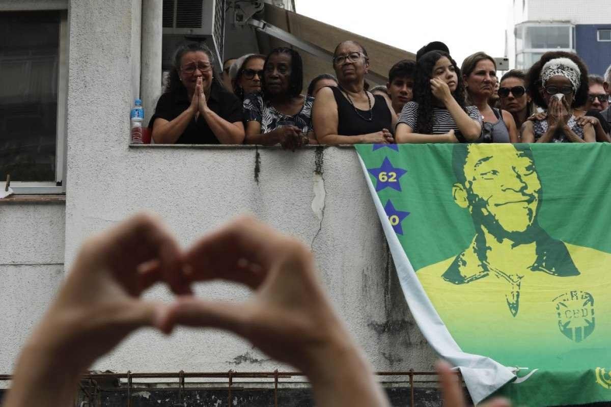 Família de Pelé foi acarinhada por torcedores quando o desfile fúnebre passou pelo Canal 6 de Santos