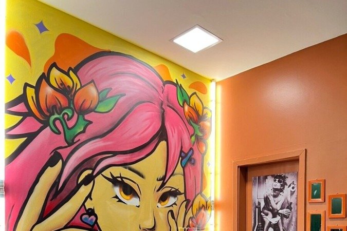 Espaço deu lugar a uma única parede de destaque, com a arte sendo setorizada