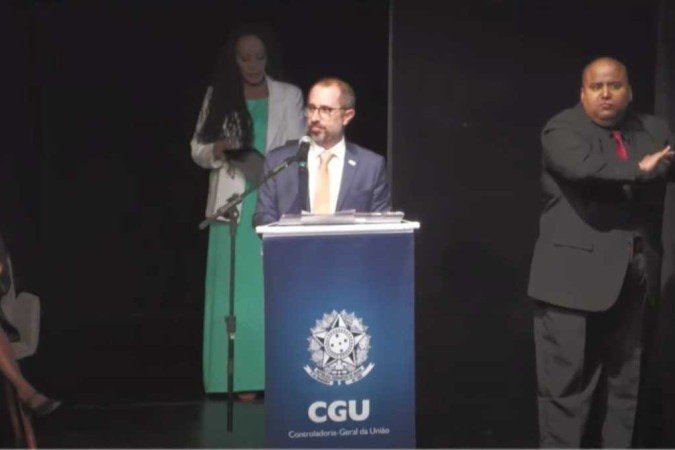 Vinicius de Carvalho tem a atribuição de atender à promessa de Lula de levar a público documentos mantidos em segredo. - (crédito: Reprodução/Youtube CGU) Vinicius de Carvalho tem a atribuição de atender à promessa de Lula de levar a público documentos mantidos em segredo. - (crédito: Reprodução/Youtube CGU)
