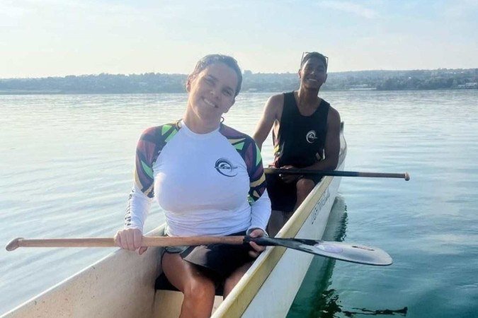 Silvana Peres praticando remo com o instrutor Cristian, do Clube de Remadas Kaluanã.