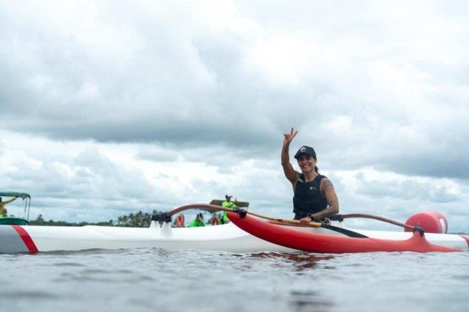 Ana Paula Reis praticando remo no Lago Paranoá. 