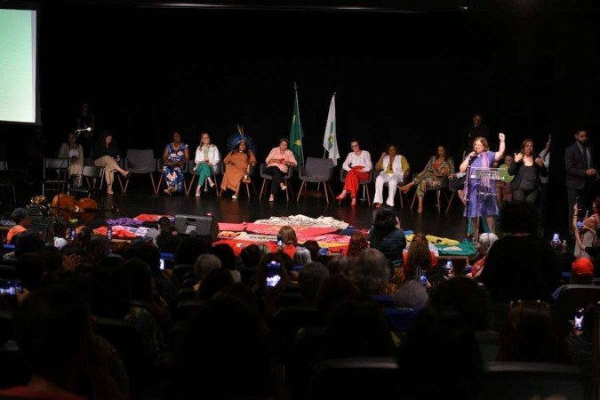 Ministra da Mulher, Cida Gonçalves, toma posse ao lado de outas ministras de Lula