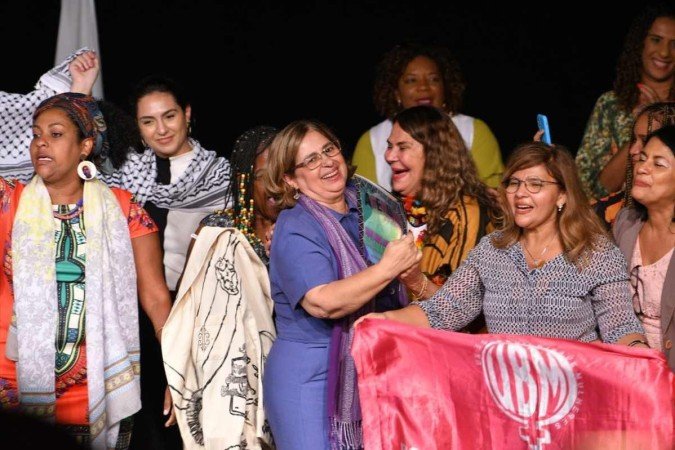 Ministra da Mulher, Cida Gonçalves, toma posse ao lado de outas ministras de Lula