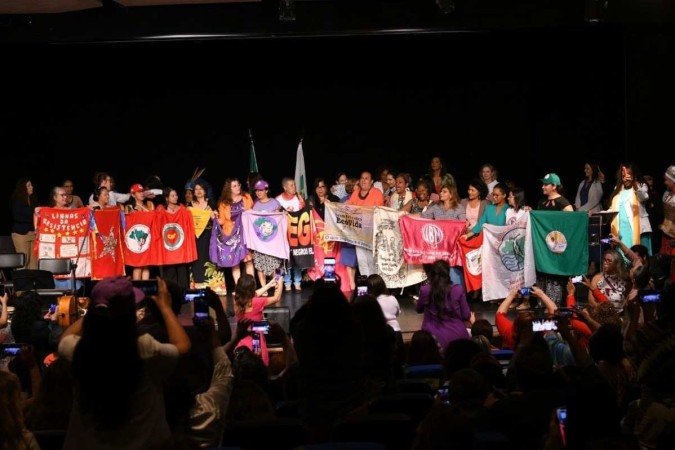 Ministra da Mulher, Cida Gonçalves, toma posse ao lado de outas ministras de Lula