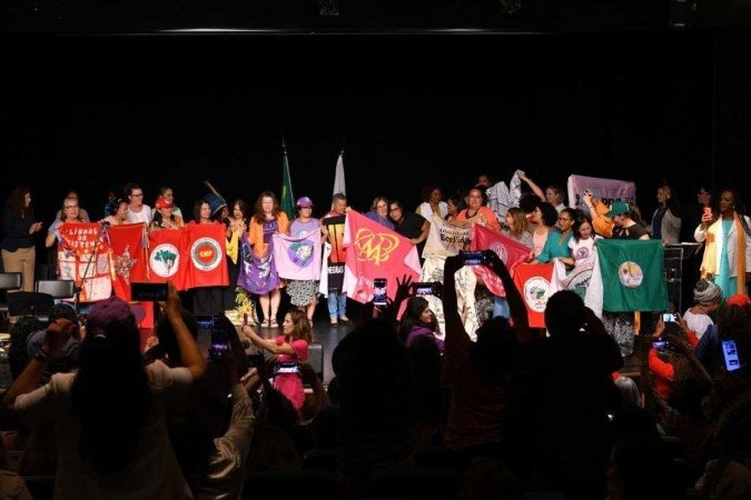 Ministra da Mulher, Cida Gonçalves, toma posse ao lado de outas ministras de Lula