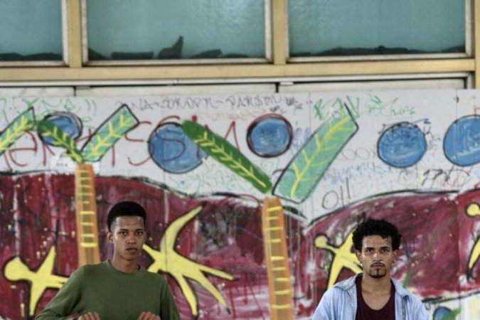  03/01/2023. Crédito: Minervino Júnior/CB/D.A Press. Brasil.  Brasilia - DF.Revista.  Moda Streetwear skatistas no Setor Bancário Sul. Vitor da Silva, Lucas Lima(bermuda) e Yuri Silva(cabelo grande)