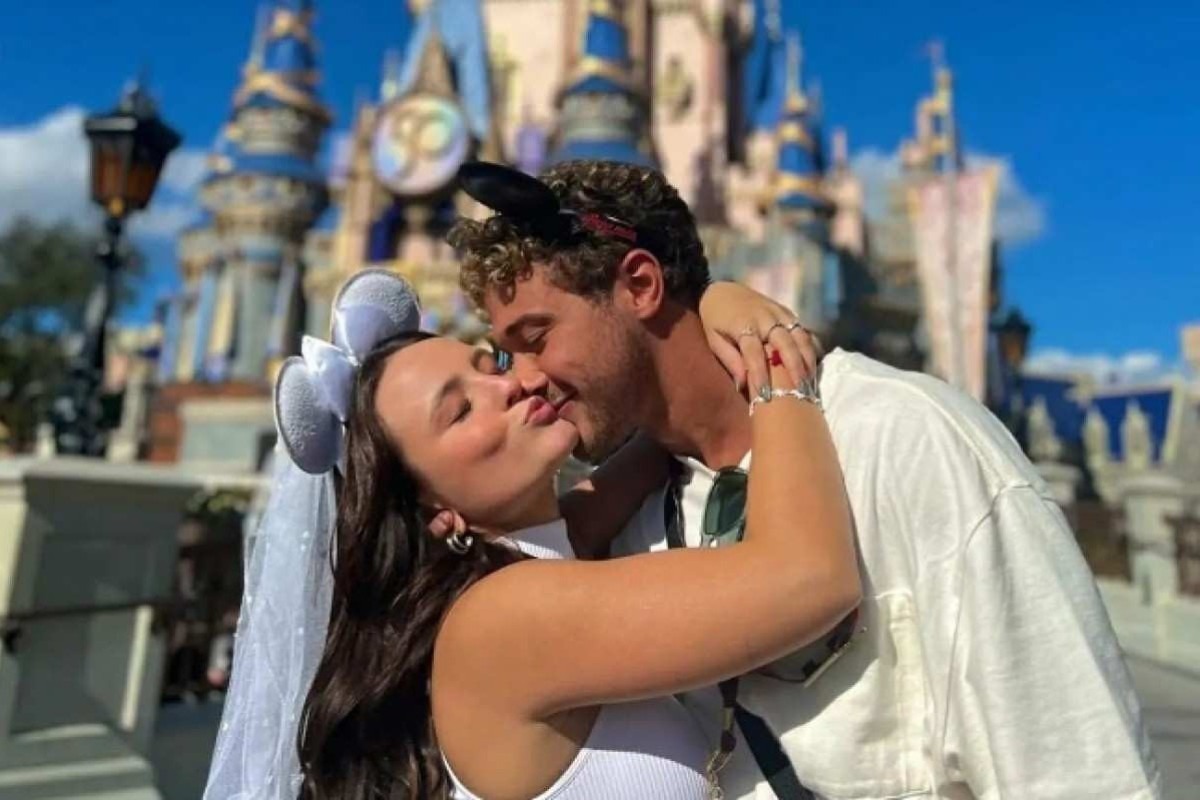 Larissa Manoela ignora mãe e se declara ao noivo em viagem na Disney