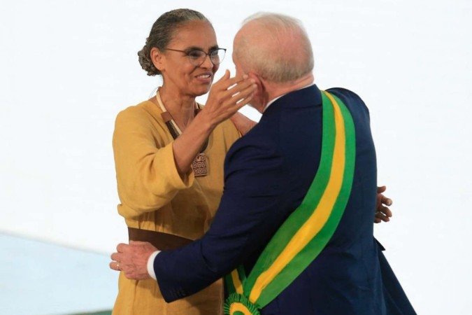 O presidente Luiz Inácio Lula da Silva cumprimenta a nova ministra do Meio Ambiente, Marina Silva, durante a cerimônia de posse dos membros de seu gabinete, no Palácio do Planalto, em Brasília, em 1º de janeiro de 2023. - (crédito: Sergio Lima / AFP) O presidente Luiz Inácio Lula da Silva cumprimenta a nova ministra do Meio Ambiente, Marina Silva, durante a cerimônia de posse dos membros de seu gabinete, no Palácio do Planalto, em Brasília, em 1º de janeiro de 2023. - (crédito: Sergio Lima / AFP)